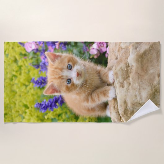 かわいく柔らかいショウガのベビー猫の子ネコの花- ビーチタオル (正面)