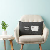 かわいく柔らかく白いポメラニア犬-犬に気づいて下さい ランバークッション (椅子)