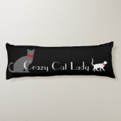 かわいく熱狂するな猫の女性の黒の灰色白猫 ボディピロー (裏面)