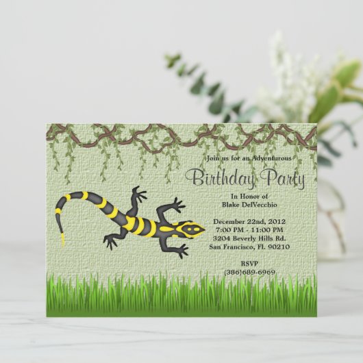 かわいく甘く黒いトカゲのつる植物のジャングルの誕生日 招待状 (スタンド正面)