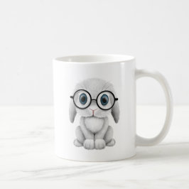 かわいく白いベビーのバニーの身に着けているガラス コーヒーマグカップ
