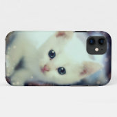 かわいく白い子ネコのiphoneの箱 Case-Mate iPhoneケース (裏面(横))