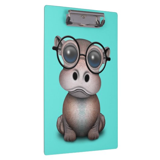 かわいく真面目なベビーのカバの身に着けているガラス クリップボード (右)