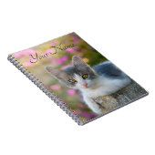 かわいく若い二色猫の子ネコのピンクの花-名前 ノートブック (右側)