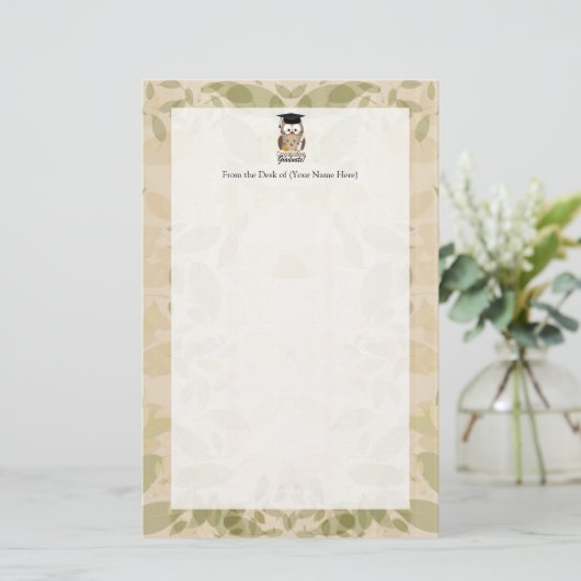 かわいく賢いフクロウの卒業生 便箋 (スタンド正面)