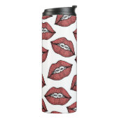 かわいく赤い唇および支柱の手描きのイラストレーション タンブラー (回転左)