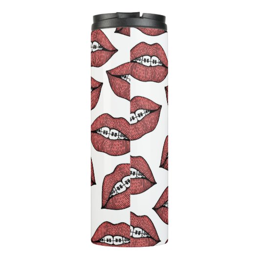 かわいく赤い唇および支柱の手描きのイラストレーション タンブラー (裏面)