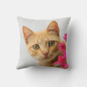 かわいく赤い虎猫の子ネコは見ています クッション (裏面)