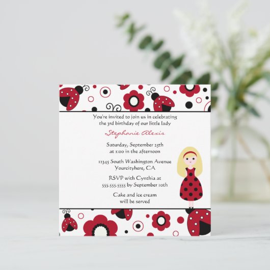 かわいく赤く黒い女性は誕生日のパーティの招待状を煩わせます 招待状 (スタンド正面)