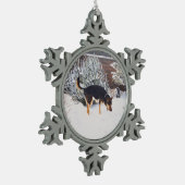 かわいく黒いおよび黄褐色の犬との冬の雪場面 スノーフレークピューターオーナメント (左)