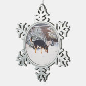 かわいく黒いおよび黄褐色の犬との冬の雪場面 スノーフレークピューターオーナメント (右)