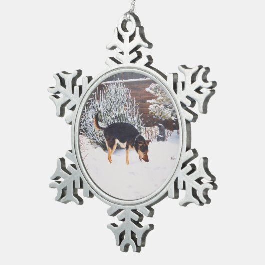 かわいく黒いおよび黄褐色の犬との冬の雪場面 スノーフレークピューターオーナメント (右)