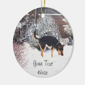 かわいく黒いおよび黄褐色の犬との冬の雪場面 セラミックオーナメント (左)