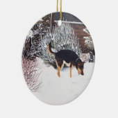かわいく黒いおよび黄褐色の犬との冬の雪場面 セラミックオーナメント (右)