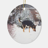 かわいく黒いおよび黄褐色の犬との冬の雪場面 セラミックオーナメント (左)