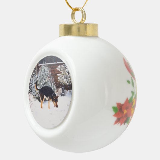 かわいく黒いおよび黄褐色の犬との冬の雪場面 セラミックボールオーナメント (右)