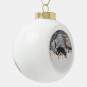 かわいく黒いおよび黄褐色の犬との冬の雪場面 セラミックボールオーナメント (左)