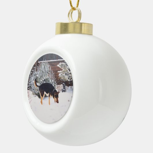 かわいく黒いおよび黄褐色の犬との冬の雪場面 セラミックボールオーナメント (右)