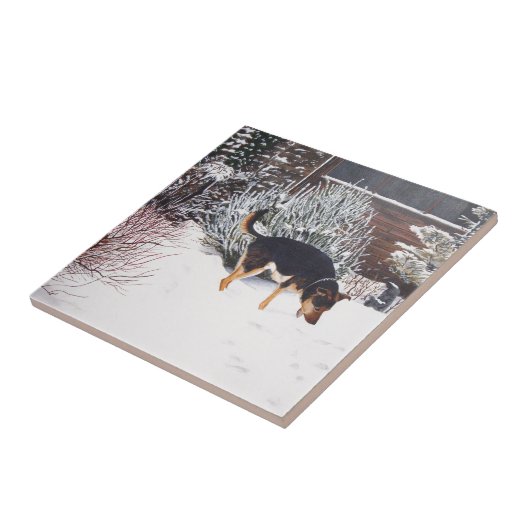 かわいく黒いおよび黄褐色の犬との冬の雪場面 タイル (側面)