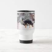 かわいく黒いおよび黄褐色の犬との冬の雪場面 トラベルマグ (中央)