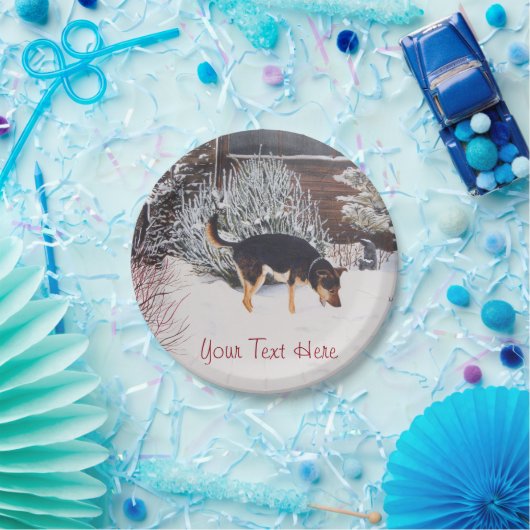 かわいく黒いおよび黄褐色の犬との冬の雪場面 ペーパープレート (パーティー)