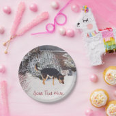 かわいく黒いおよび黄褐色の犬との冬の雪場面 ペーパープレート (パーティー)