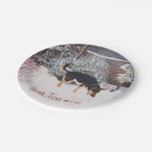 かわいく黒いおよび黄褐色の犬との冬の雪場面 ペーパープレート (アングル)