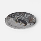 かわいく黒いおよび黄褐色の犬との冬の雪場面 ペーパープレート (アングル)