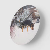 かわいく黒いおよび黄褐色の犬との冬の雪場面 ラウンド壁時計 (傾斜)