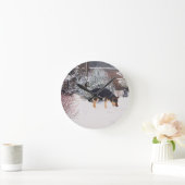 かわいく黒いおよび黄褐色の犬との冬の雪場面 ラウンド壁時計 (ホーム)