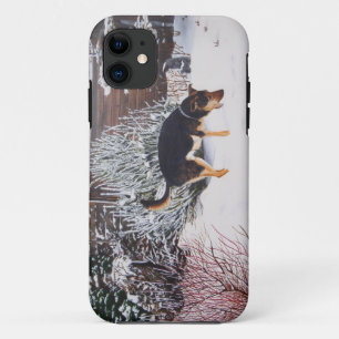 かわいく黒いおよび黄褐色の犬との冬の雪場面 iPhone 11 ケース