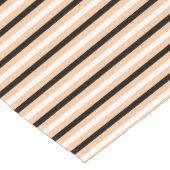 かわいく黒いオレンジ及び白ストライプなパターンハロウィン ショートテーブルランナー (コーナー)