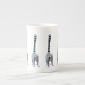 かわいく、おもしろいなリング後につかれたLemurs ボーンチャイナマグカップ (正面)