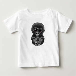 かわいく、好奇心が強いベビーのゴリラ ベビーTシャツ