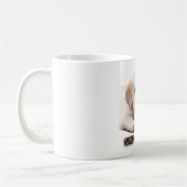 かわいそうな疲れた小さなラブラドール子犬。私と同じ！ コーヒーマグカップ (左)