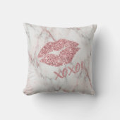 かわいらしいばら色のフェイクなグリッターXOXOのキス クッション (正面)