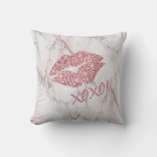 かわいらしいばら色のフェイクなグリッターXOXOのキス クッション (正面)