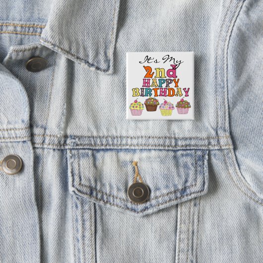 かわいらしいカップケーキの第2誕生日のTシャツおよびギフト 缶バッジ (インサイチュ)