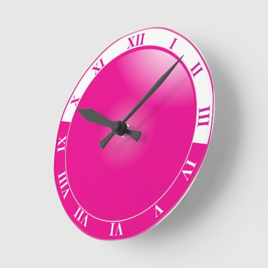 かわいらしいショッキングピンク及び白いローマ数字 ラウンド壁時計 (傾斜)
