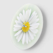かわいらしいデイジーの白く黄色い花のぼろぼろのシックな時計 ラージ壁時計 (傾斜)