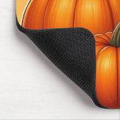 かわいらしいパグがカボチャやの隣に離れ座る マウスパッド (コーナー)