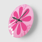 かわいらしいピンクによってはかわいいレトロのデイジーパターンが開花します ラウンド壁時計 (傾斜)