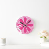 かわいらしいピンクによってはかわいいレトロのデイジーパターンが開花します ラウンド壁時計 (ホーム)