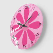 かわいらしいピンクによってはかわいいレトロのデイジーパターンが開花します ラージ壁時計 (傾斜)