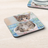 かわいらしいリボンを持つMunchkinの子ネコ コースター (左側)