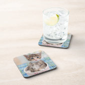 かわいらしいリボンを持つMunchkinの子ネコ コースター (右側)