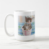 かわいらしいリボンを持つMunchkinの子ネコ コーヒーマグカップ (左)