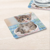 かわいらしいリボンを持つMunchkinの子ネコ スクエアペーパーコースター (アングル)