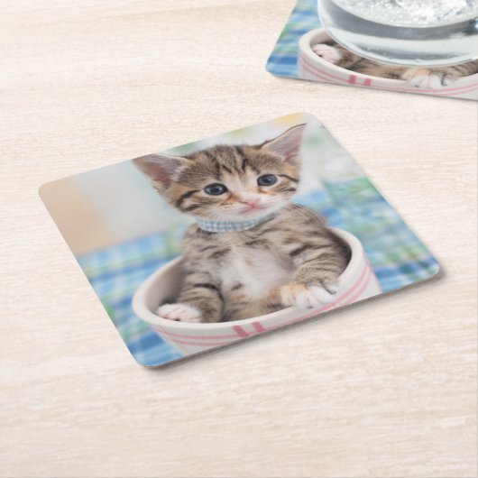 かわいらしいリボンを持つMunchkinの子ネコ スクエアペーパーコースター (アングル)