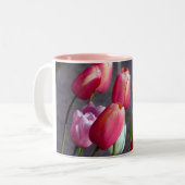 かわいらしい春のチューリップのコーヒー・マグ ツートーンマグカップ (正面左)
